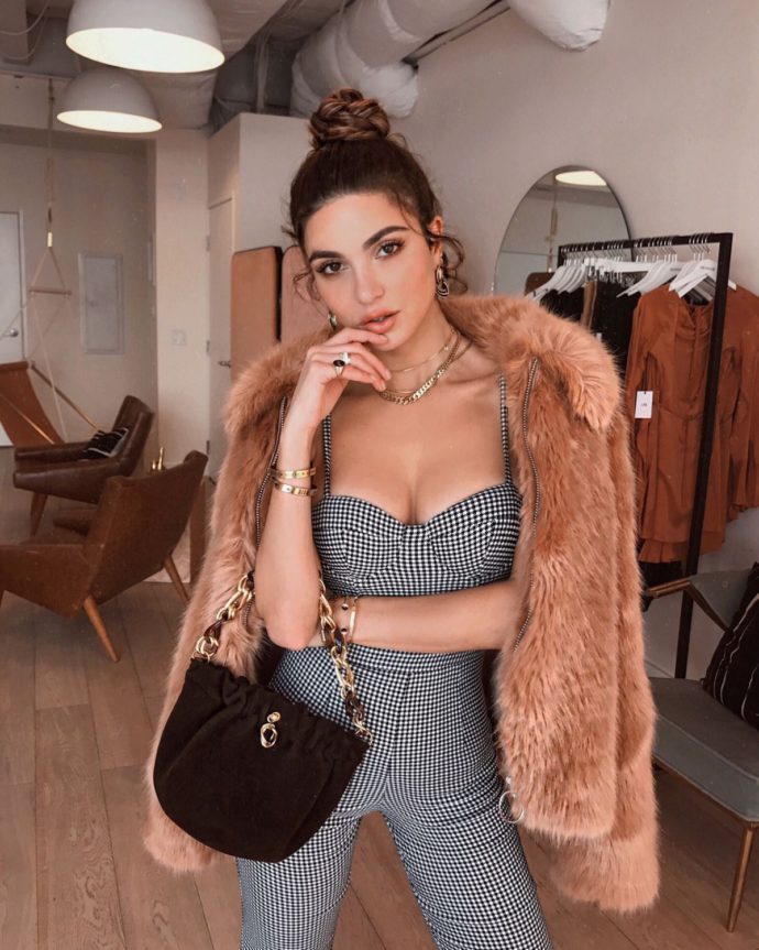 0a91523446f64d4b12db2e012e0608ba19b1b858-i-won-influencer-of-the-year-at-the-revolve-awards-8-1200