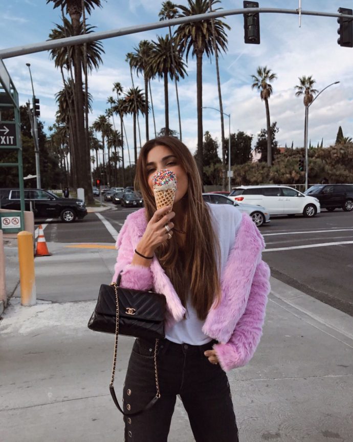 795a4ac5632300e81b401d32f6cb6791097077a5-i-won-influencer-of-the-year-at-the-revolve-awards-10-1200