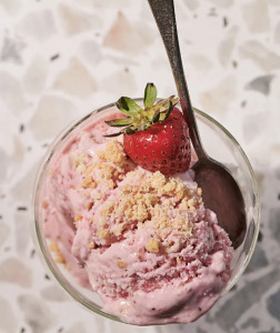 no-churn strawberry shortcake ice cream
