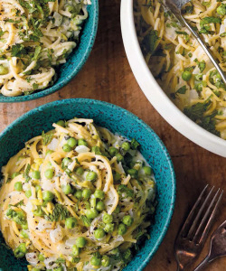 instant pot spaghetti with goat cheese, mint, and peas